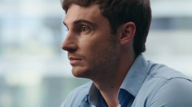 Pozitif iş adamı video konferansını yakından selamlıyor. Gülümseyen menajer müşterileri çevrimiçi arıyor. Eğitimden zevk alan profesyoneller. Modern iş teknolojisi kavramı