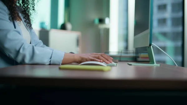 Ofiste Klavye Çalan Yakın Kadını Kolları Bilinmeyen Ceo Modern Bilgisayar — Stok fotoğraf