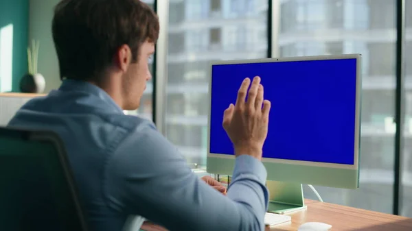 Greeting Employee Having Chromakey Conversation Closeup Skilful Office Manager Making — Stock Photo, Image