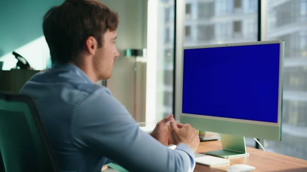 Unknown Employee Talking Blue Screen Monitor Closeup Office Manager Having — Stock Photo, Image