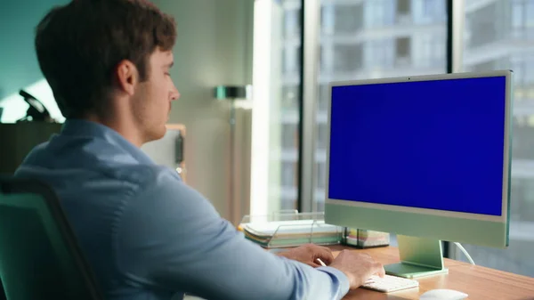 Чоловік Дивиться Синій Екран Комп Ютера Робочому Місці Крупним Планом — стокове фото