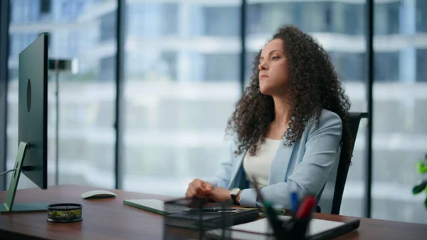 Ofiste Bilgisayar Ekranı Gören Kızgın Patron Kadınının Işteki Sorunlara Üzülmesi — Stok fotoğraf