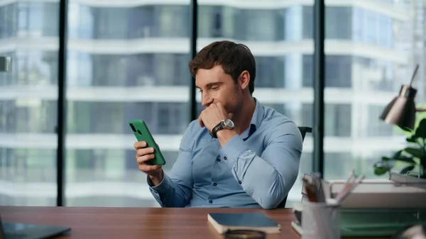 Gülen Patron Ofisteki Akıllı Telefon Mesajlarını Okuyor Masada Oturan Mutlu — Stok fotoğraf