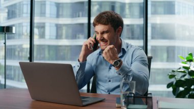 Neşeli iş adamı konuşuyor. Mobil sevinç verici başarı yakın plan. Patron panoramik ofiste kâr artışını kutluyor. Heyecanlı bir işçi telefonuyla duygusal iletişim kuruyor. Zaferi hisseden olumlu adam