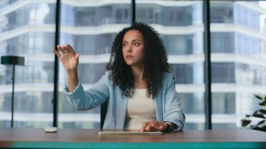 Sanal gerçeklik insanı iş yerinde tek başına içerik yaratıyor. Karışık gerçeklik projesinde çalışırken görünmez nesneleri hareket ettiren ciddi bir uzman. Metastaz siber uzay panoramik ofis kullanan kıvırcık kız