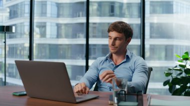 Üzücü girişimci iş başarısızlığını yakından hayal kırıklığına uğrattı. Eksik profesyonel yönetici, bilgisayar ekranında iş sorunu olduğunu düşünüyor. İş adamı ofiste stresli hissediyor. Sinirli adam bilgisayar kullanıyor.