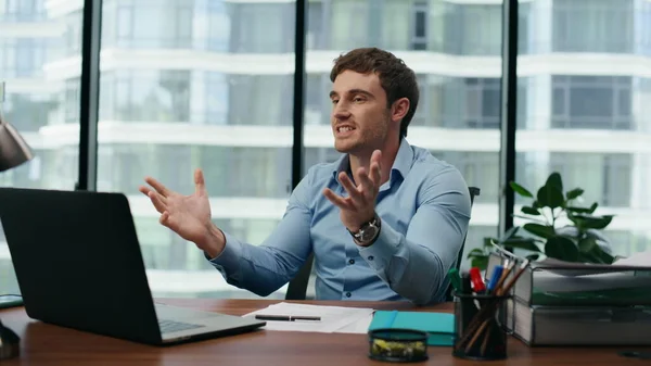 Man Office Manager Gespräch Mit Kollegen Video Chat Sitzen Schreibtisch — Stockfoto