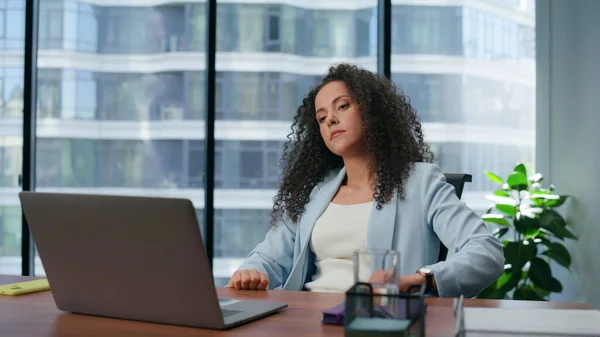 Şirketin Ceo Dizüstü Bilgisayarın Mali Raporunu Yakından Incelemiş Stresli Kadın — Stok fotoğraf