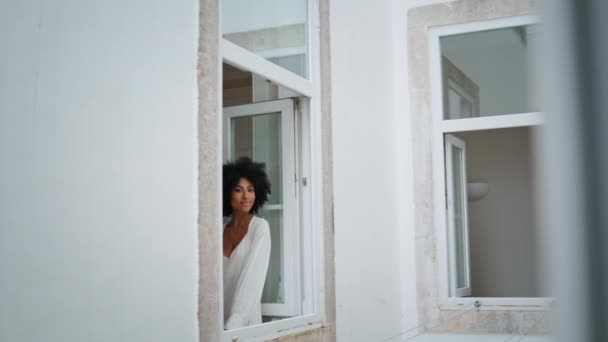 白色房屋的投标模型倾斜窗框 松懈的女人周末在户外欣赏风景 卷曲的黑头发 穿着睡衣摆着相机 独自享受懒洋洋的早晨 新的一天概念 — 图库视频影像