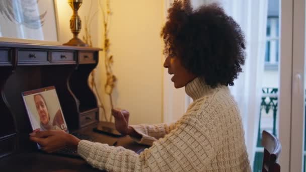 Mulher Positiva Chamando Laptop Casa Perto Curly Sorrindo Senhora Falando — Vídeo de Stock