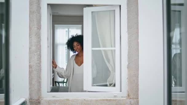Αφρικανικό Μοντέλο Κλειστό Παράθυρο Στο Σαλόνι Μαύρη Χαρούμενη Γυναίκα Που — Αρχείο Βίντεο