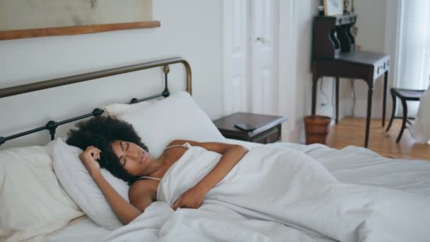 Curly Woman Sleeping Bed Morning Black Skin Relaxed Lady Laying — Stock Video