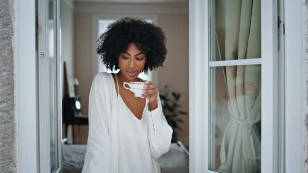 Klidný Model Pití Kávy Místo Okna Zblízka Šťastná Africká Žena — Stock video