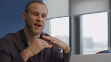 Ev portresi için bağıran sinirli bir adam. Öfkeli yönetici, ofis sanal sohbetinde el hareketleriyle konuşuyor. Sinirli serbest çalışan ortağı açıklıyor. Müdür çevrimiçi tartışıyor