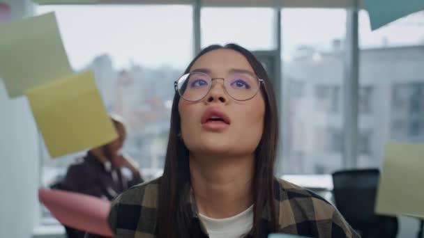 Glasögon Flicka Läsa Klistermärke Glasskiva Hemma Porträtt Ung Affärskvinna Brainstorming — Stockvideo