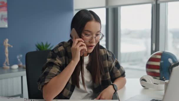 Mulher Emocional Conversando Smartphone Casa Perto Iniciante Positivo Falando Telefone — Vídeo de Stock