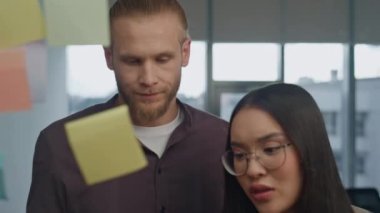 Portre kadını, çıkartma yerini duygusal olarak açıklıyor. Gergin adam, hipster ofisindeki meslektaşına hata gösteren not kağıdı yapıştırıyor. Toplantı odasında iş projesi hakkında tartışan kızgın insanlar 