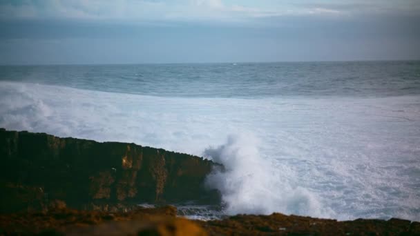 Красивые Волны Бьющиеся Скалистый Берег Пена Омывает Дикое Побережье Пасмурный — стоковое видео
