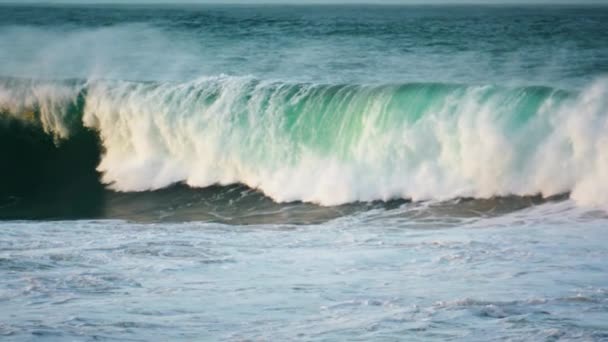 Dühös Hullámok Törik Óceán Felszínét Veszélyes Fehér Víz Sodródik Habzó — Stock videók