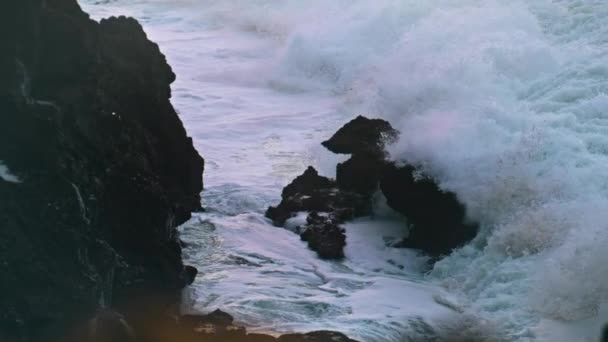 Брызги Волн Ударяющих Скале Бурный День Мощный Океан Прорывает Береговую — стоковое видео
