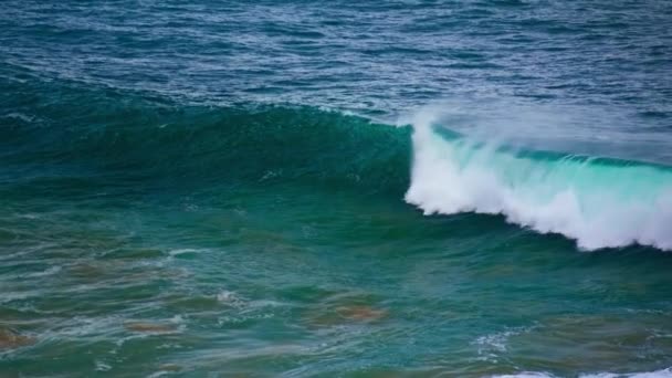 Turquesa Onda Oceânica Inchaço Câmera Lenta Barril Poderoso Espumoso Rolando — Vídeo de Stock
