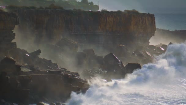 Kraftfulla Vågor Bryter Klippor Vilket Gör Explosionen Stänk Super Slow — Stockvideo
