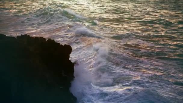 Weiße Wellen Treffen Abend Auf Felsen Stürmische Ozeanbrüche Spülen Vulkanstrand — Stockvideo