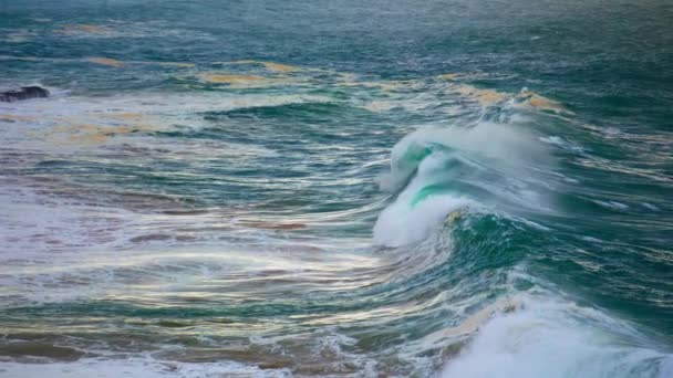 Stürmische Ozeanfässer Wälzen Sich Weißem Schaum Riesige Dunkle Wellen Schwellen — Stockvideo