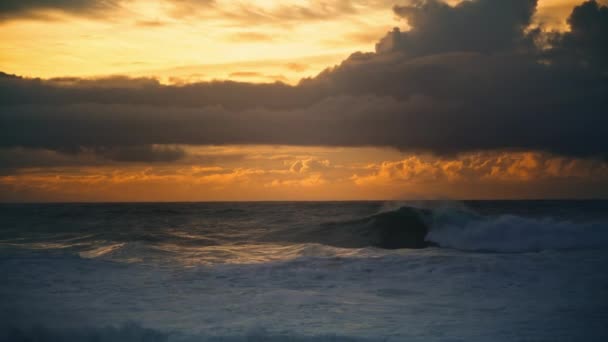 Tengerhullámok Áradnak Parton Naplementekor Lélegzetelállító Kilátás Tájra Fehér Habzó Óceánszörf — Stock videók
