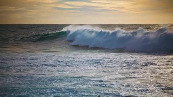 Mächtige Meeresbrandung Wälzt Sich Sonnigen Morgen Der Küste Zeitlupe Verursachen — Stockvideo