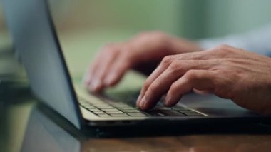 İş adamı elleri bilgisayarın klavyesini kapalı bir yerde kapatıyor. İş e-postası yazan tanınmayan bir erkek patron. İşletme parmakları uzak işyerlerinde internet gezen tuşlara basar