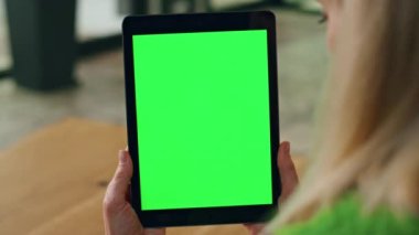 Ofiste elinde yeşil ekran şeridi tutan kadın parmakları. Anonim yönetici dikey maket tablet bilgisayarında sunum okuyor. İş yerinde Chromakey Dijital Cihaz İzleyen Bilinmeyen iş kadını