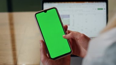 Bayan parmak taklit akıllı telefonu yakın planda masadan aşırıyor. Bilinmeyen yönetici elinde kromakey telefonla sosyal medyayı izliyor. Kadın el taraması interneti yeşil ekran cep telefonuyla rahatlatıyor