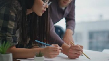 Panoramik ofiste yakın plan mimarlar el çizimi yapıyor. Çok ırklı insanlar şehir manzaralı yerde planları tartışıyor. Ciddi bir adam, modern dairede pozitif bir kadına yardım ediyor. Hippiler birlikte yaratıyor