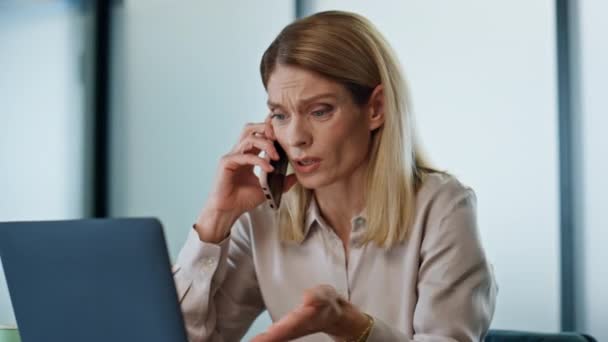 Jefe Molesto Hablando Teléfono Celular Oficina Cerca Mujer Negocios Triste — Vídeo de stock