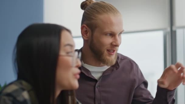 Närbild Kollegor Brainstorming Kreativa Kontor Blond Man Delar Med Sig — Stockvideo