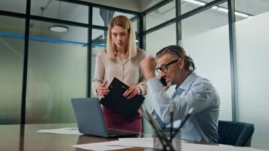 Heyecanlı ofis çalışanları kapalı mekanda eğleniyorlar. Gülümseyen kadın iş arkadaşları başarılı bir kontrat yapıp beş veriyor. Mutlu iş ortakları işten memnuniyet duyar ve şirket başarısını kutlar. 