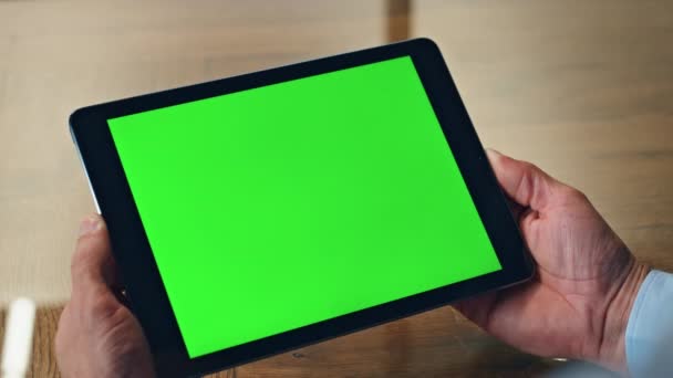 Kapalı Krom Anahtarlı Tabletçi Elleri Ofiste Tanımlanamayan Işadamı Yeşil Ekran — Stok video