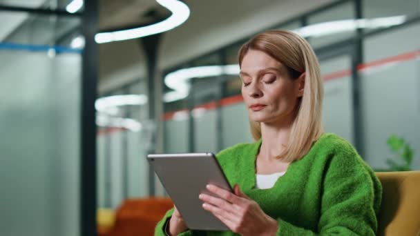 Gerente Cuidadoso Trabalhando Tablet Escritório Closeup Mulher Focada Usando Computador — Vídeo de Stock