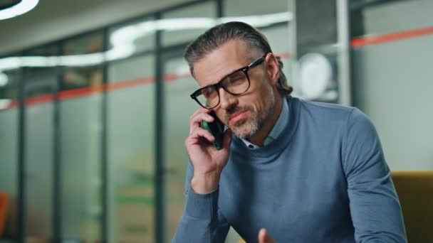 Directeur Souriant Appelant Téléphone Bureau Entreprise Gros Plan Homme Affaires — Video