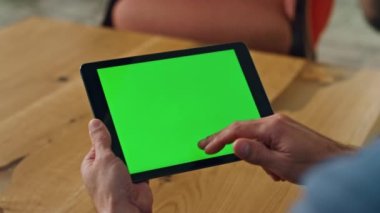 Ofiste yeşil ekran tableti aşıran bir adam. Kromakey sekme aygıtı görüntüsü kullanarak isimsiz sörf sitesini kapat. Yönetici elleri iş yerinde internet kaydırmalı maket bilgisayarı tarıyor 