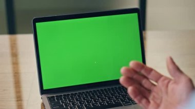Adam yakın çekimde Chromakey bilgisayarını videoya çekiyor. Bilinmeyen yönetmen yeşil ekran laptop ofisinde video konferansı yapıyor. Tanımlanamayan işadamı, Mockup Cihazı 'nda çevrimiçi toplantıda konuşuyor 