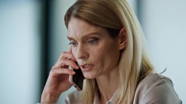 Zmęczony Menadżer Narzeka Telefon Domu Zdenerwowana Kobieta Rozmawiająca Przez Telefon — Wideo stockowe