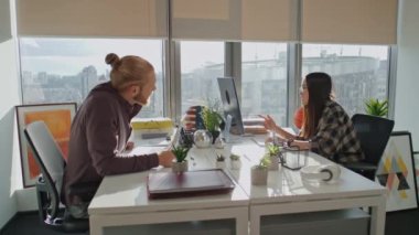 Yaratıcı ekip ofiste bilgisayarı tartışıyor. Serbest çalışan bir adam, hipster uzayında bir kadınla beyin fırtınası yapıyor. Akıllı yöneticiler birlikte çalışıyor. Proje çözümleme anları