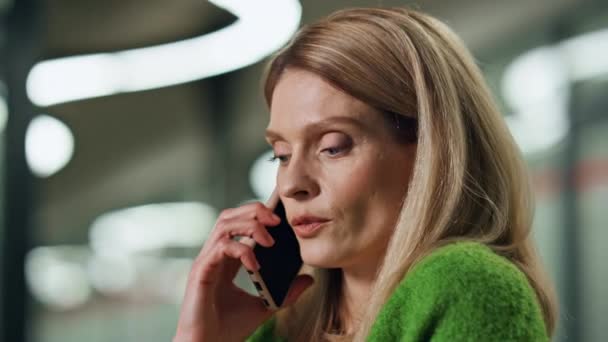 Poważna Bizneswoman Rozmawiająca Przez Telefon Pomieszczeniu Portret Zamknij Spokojnego Dyrektora — Wideo stockowe