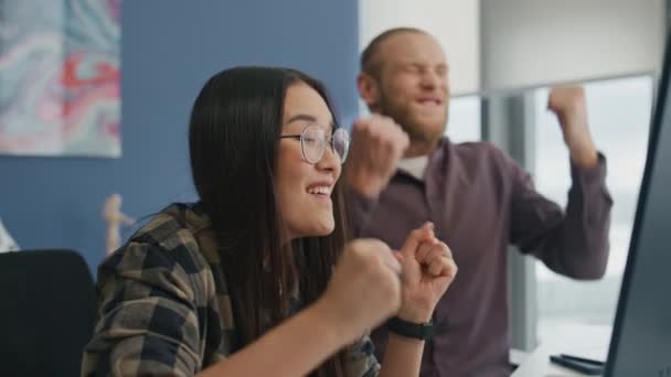 Heyecanlı Serbest Çalışanlar Ofis Alanındaki Başarılarını Kutluyorlar Gülümseyen Meslektaşlarım Yaratıcı — Stok video