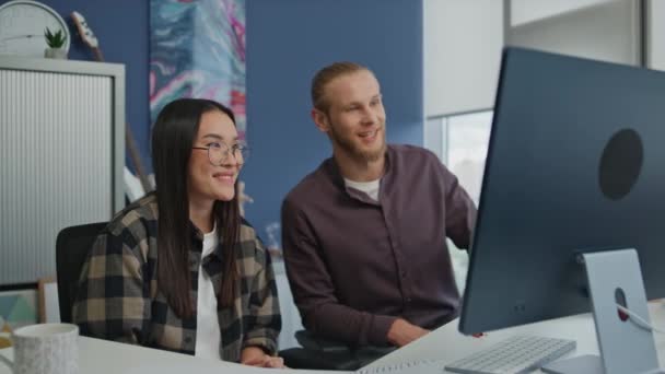 Gülümseyen Serbest Çalışanlar Ofiste Bilgisayar Sanal Toplantısını Selamlıyorlar Ekip Lideri — Stok video