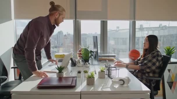 스타트업들 직장에서 수다를 남자가 테이블에 사무실에서 컴퓨터 화면을 있습니다 모니터를 — 비디오