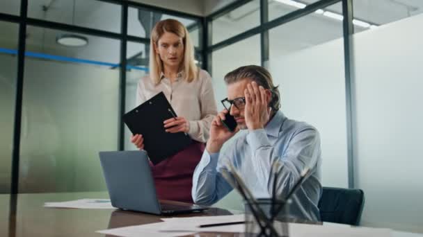 Hombre Negocios Nervioso Hablando Teléfonos Inteligentes Oficina Pareja Estresada Trabajando — Vídeos de Stock