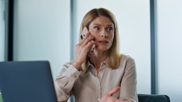 Genervte Geschäftsfrau Telefoniert Schreibtisch Der Nähe Nervöser Büroleiter Der Mit — Stockvideo